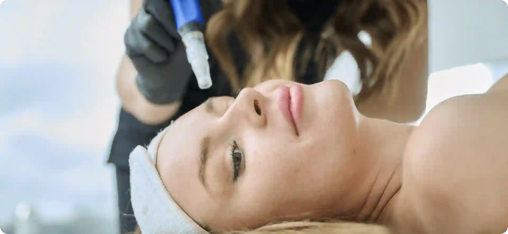 How Do Microneedles Trigger New Collagen and Elastin in Loose Skin Guildford?